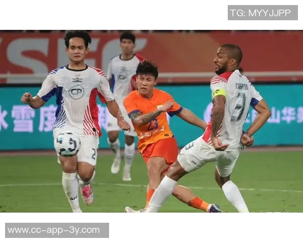 泰山队第72分钟进攻失误谢文能传中直接飞出底线引发球迷失望